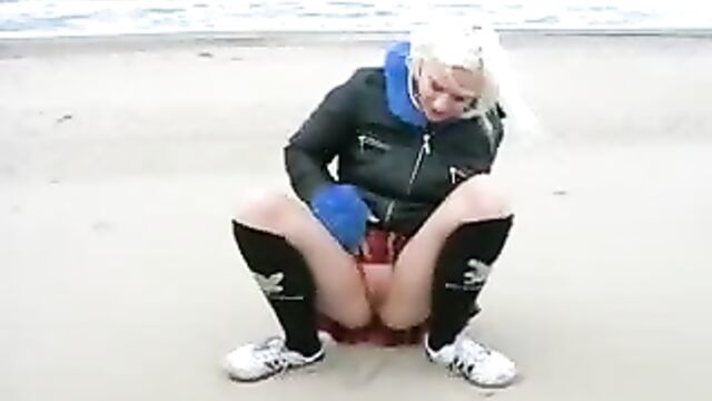 Exhibe et masturbation à la plage - PornDoe_1 Piss Porn